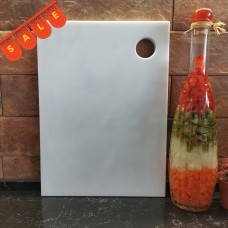 Разделочная доска из камня с круглым отверстием. 