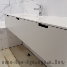 Мебель в ванную с подвесной  тумбой и фасадами из камня