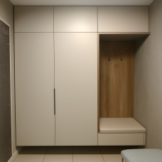 Шкаф в прихожую  с распашными дверями и мягким сиденьем, модель 2