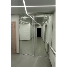 Шкаф-купе с зеркальными дверями и пескоструйным рисунком , модель 16